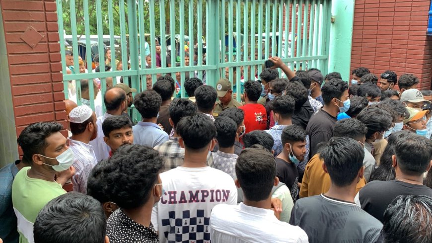 এইচএসসি পরীক্ষা পেছানোর দাবিতে শিক্ষা বোর্ডে পরীক্ষার্থীদের অবস্থান